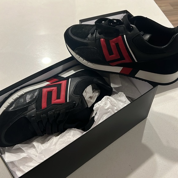 Versace - Picture 3 of 4